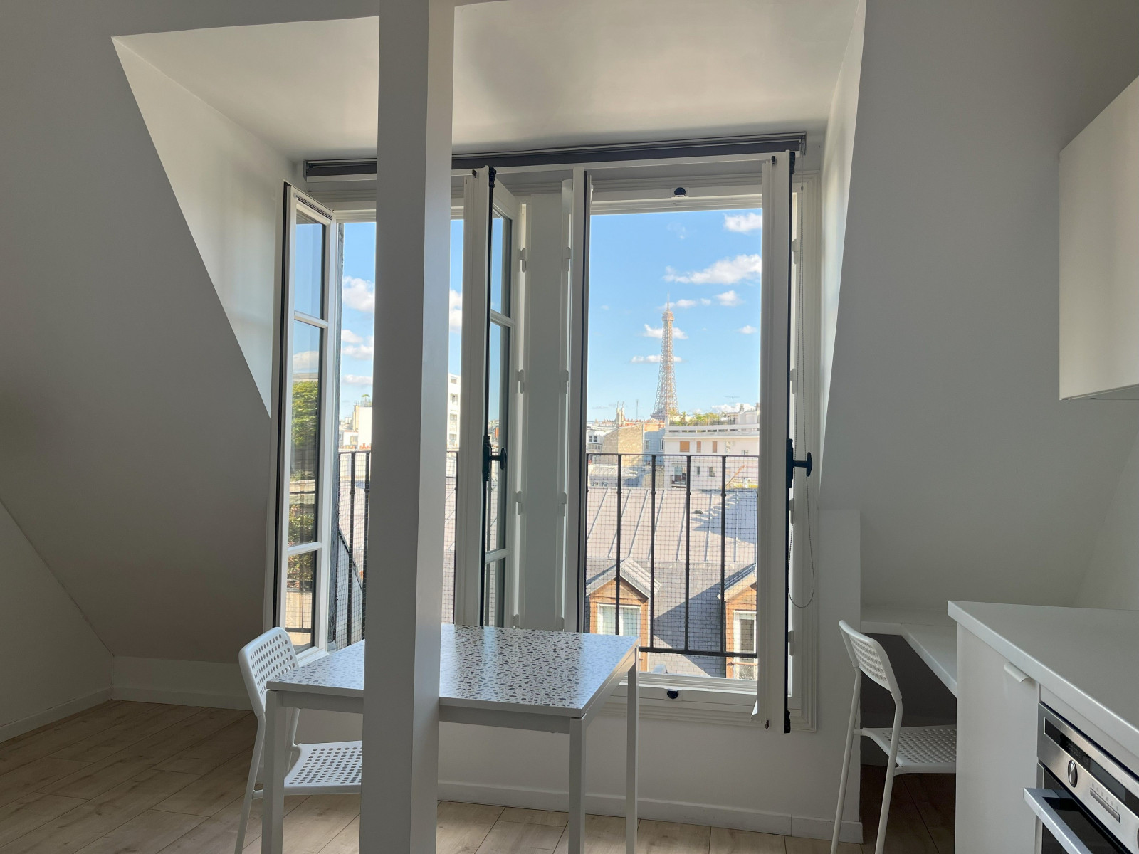 
                                                Location
                                                 Charmant Studio avec Vue sur la Tour Eiffel à La Muette, Paris 16ème (loyer tout inclus)