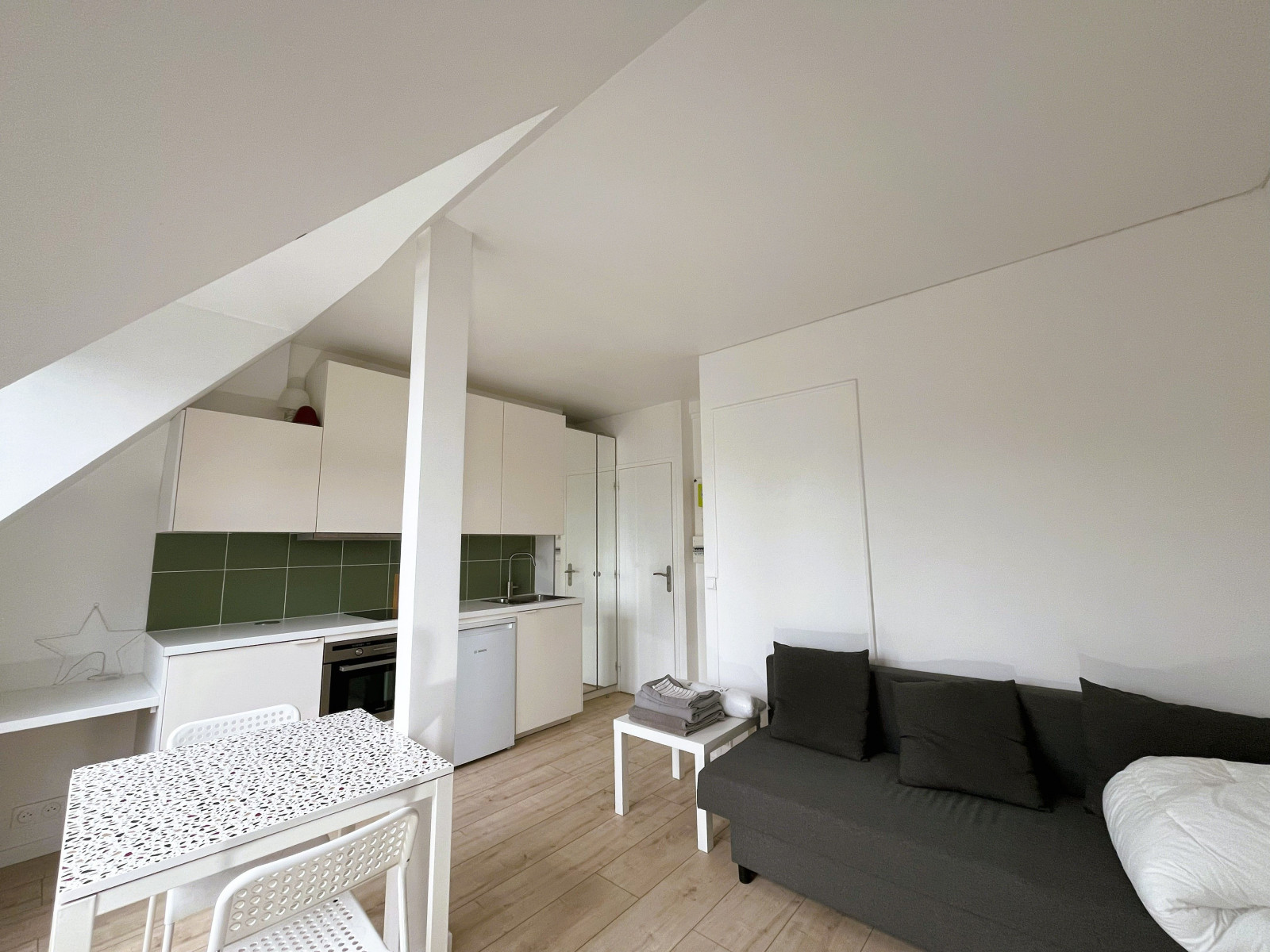 
                                                Location
                                                 Charmant Studio avec Vue sur la Tour Eiffel à La Muette, Paris 16ème (loyer tout inclus)