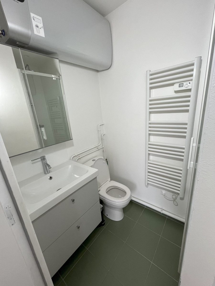 
                                                Location
                                                 Charmant Studio avec Vue sur la Tour Eiffel à La Muette, Paris 16ème (loyer tout inclus)
