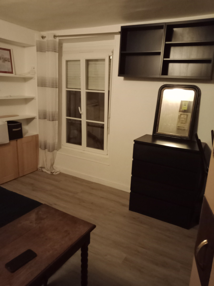 
                                                Location
                                                 Charmant studio dans le 9ème