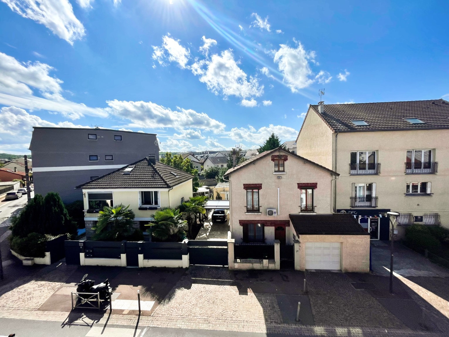 
                                                Location
                                                 Charmant Studio en plein Centre-ville/ 30m2 au Sol