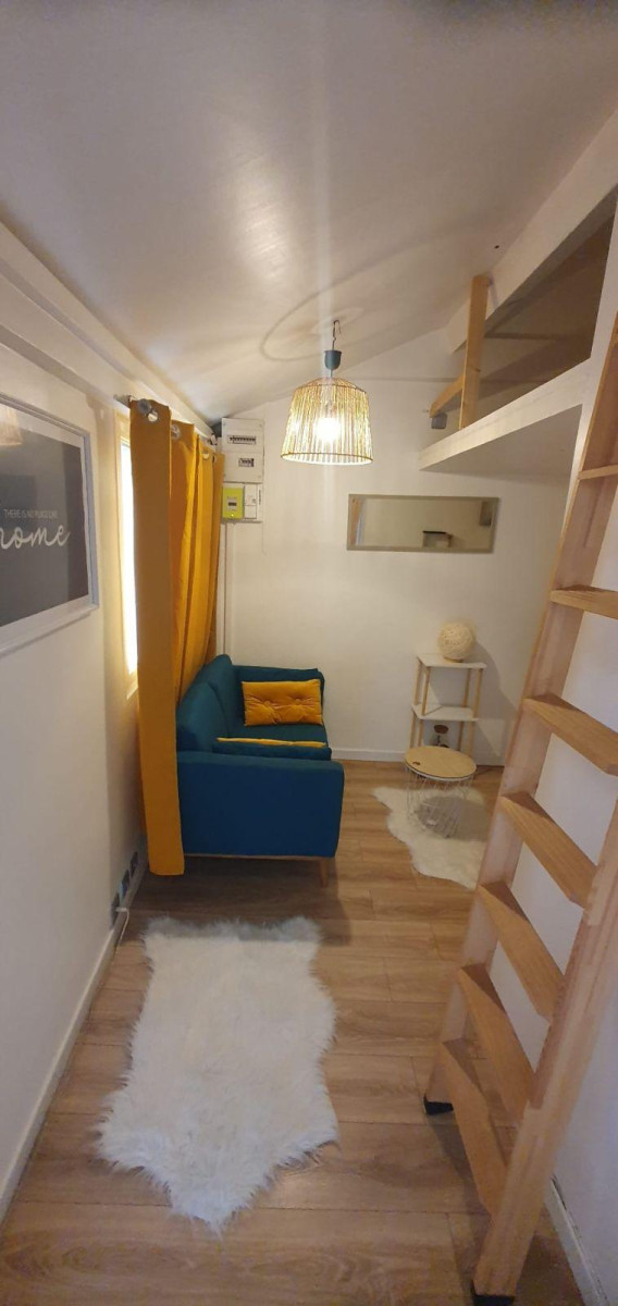 
                                                Location
                                                 Charmant studio meublé 18m²  plein de charme