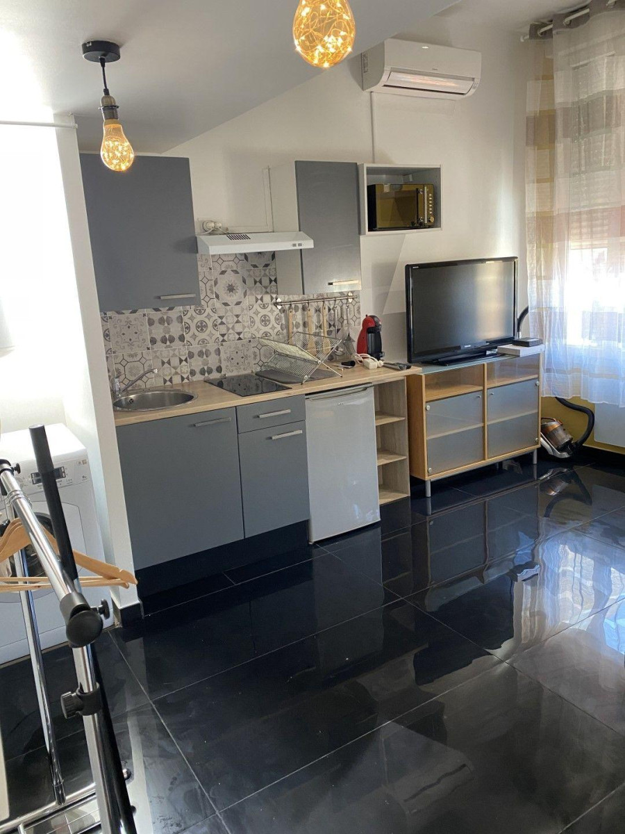 
                                                Location
                                                 Charmant studio meublé 19m² +mezzanine proche mer
