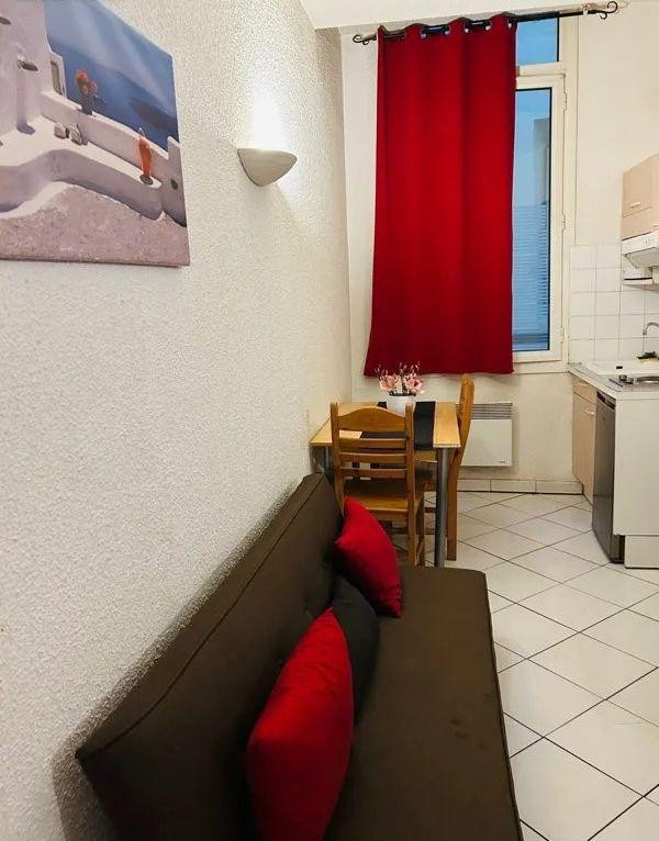 
                                                Location
                                                 Charmant studio meublé 20m²