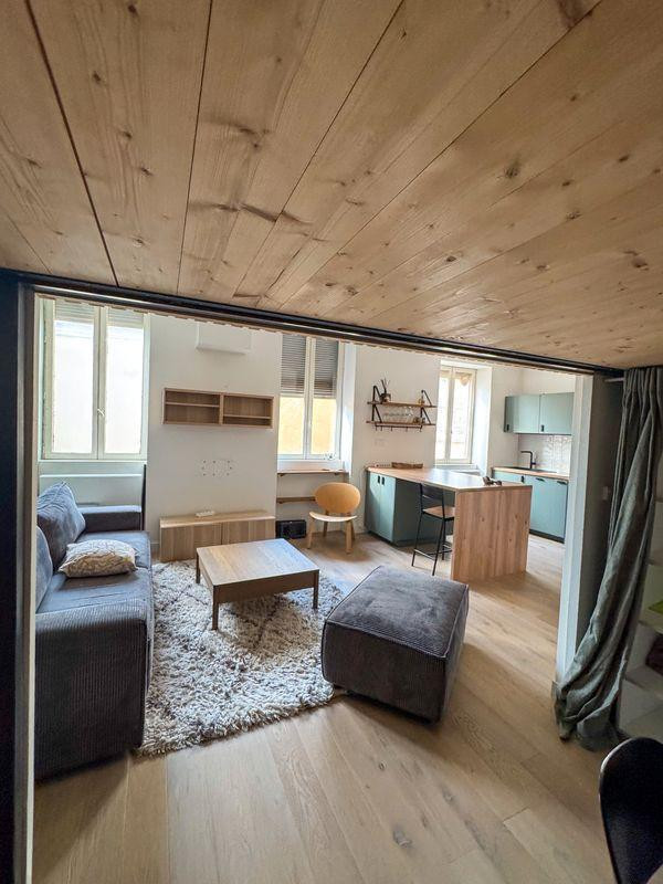 
                                                Location
                                                 Charmant studio meublé 34m² rénové