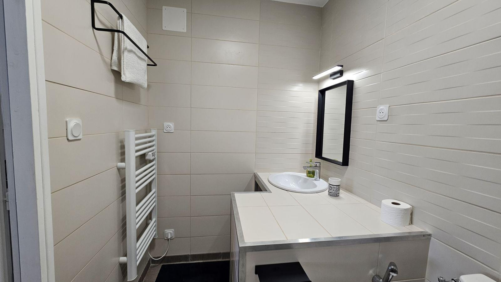 
                                                Location
                                                 Charmant studio meublé, entièrement neuf