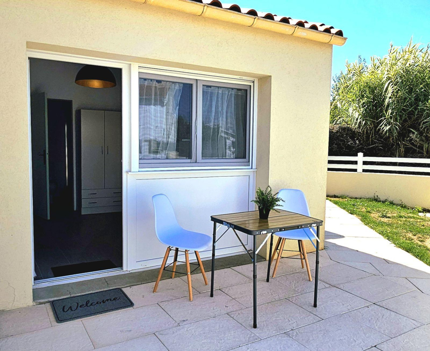 
                                                Location
                                                 Charmant studio meublé, entièrement neuf