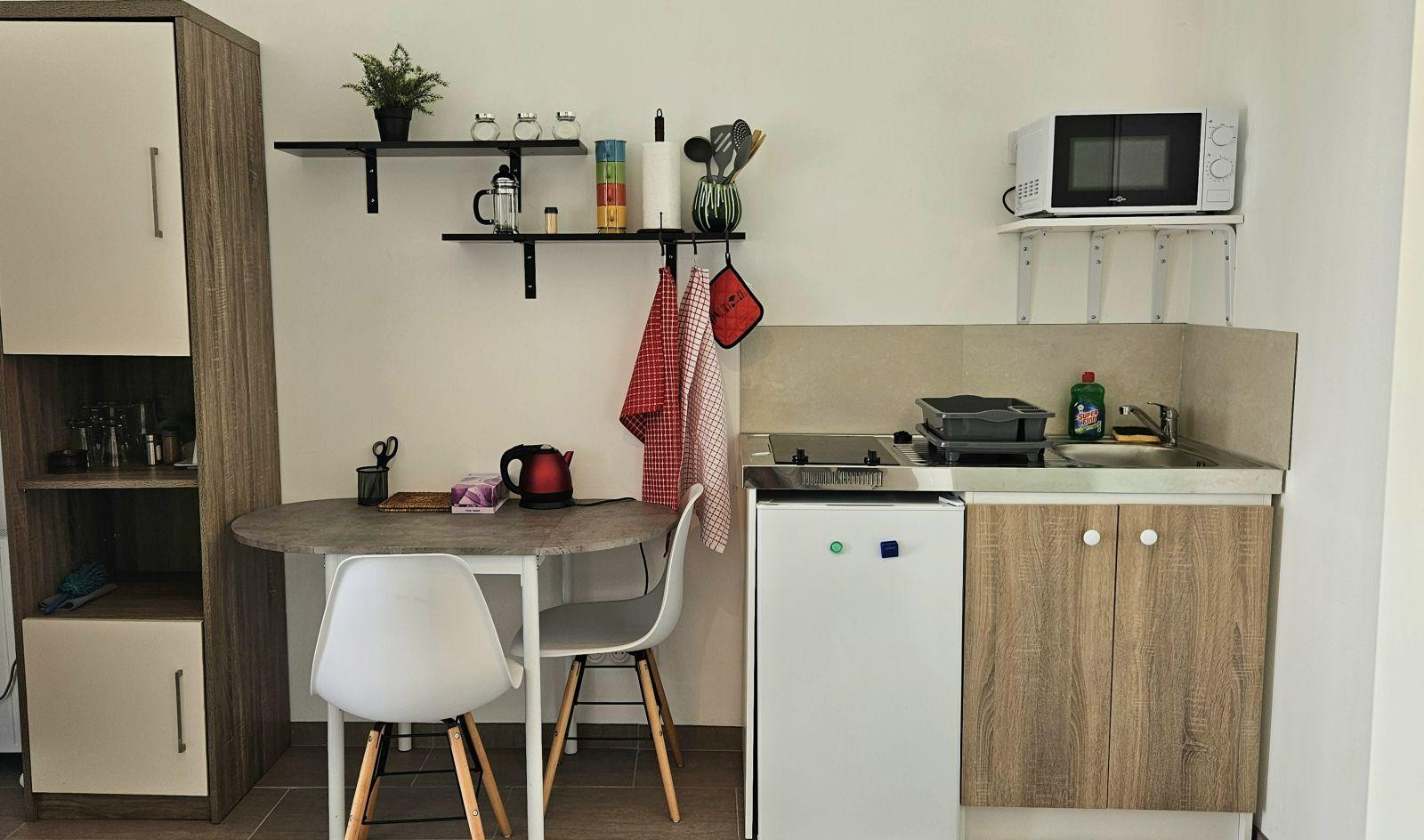 
                                                Location
                                                 Charmant studio meublé, entièrement neuf