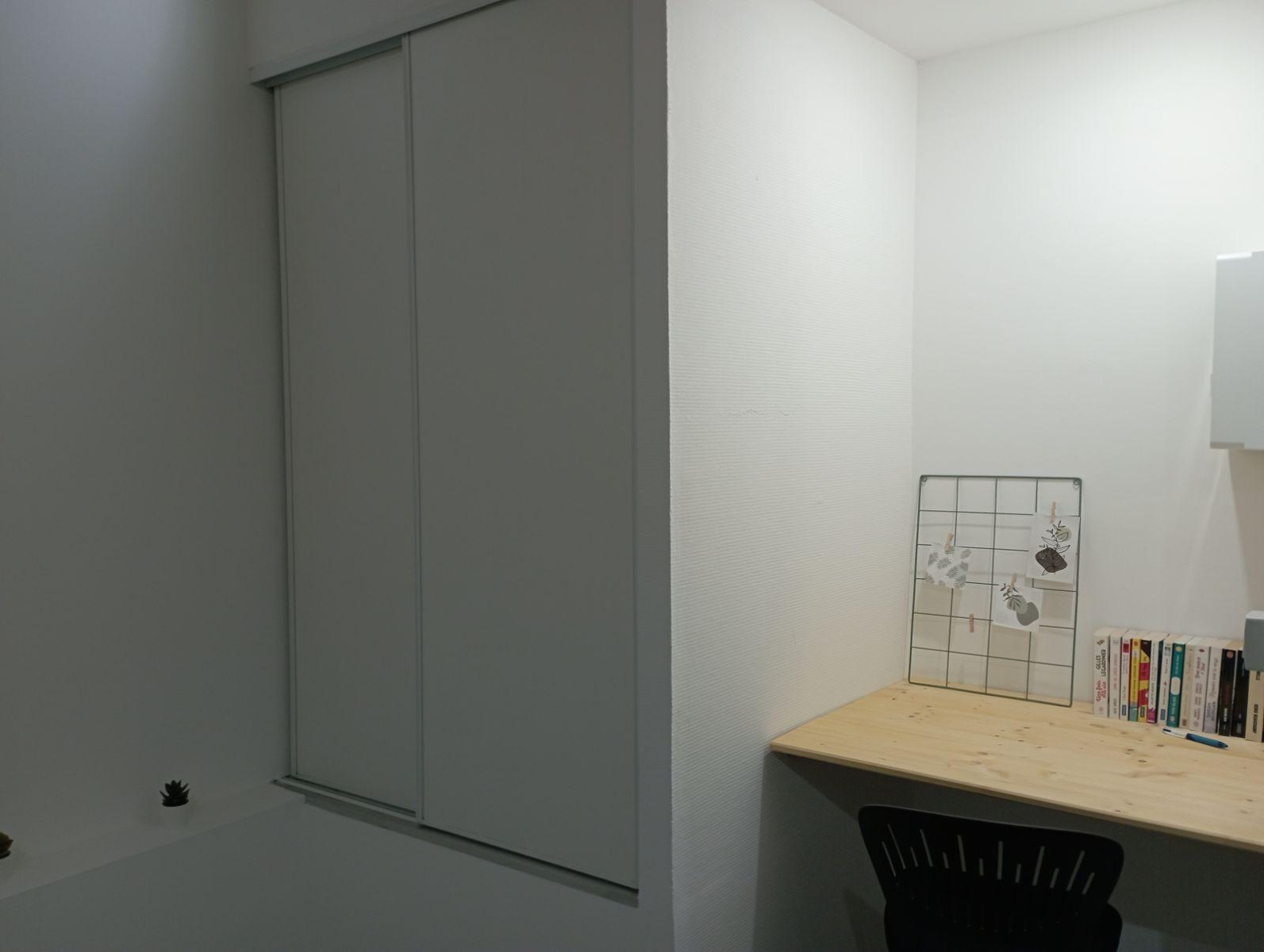 
                                                Location
                                                 Charmant studio meublé,  refait à neuf.