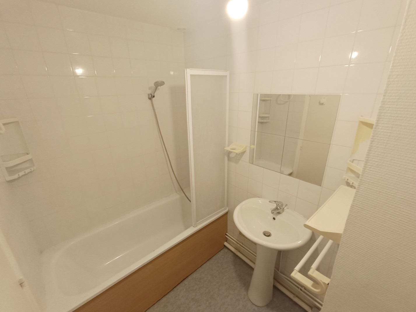 
                                                Location
                                                 Charmant studio proche facs & gare