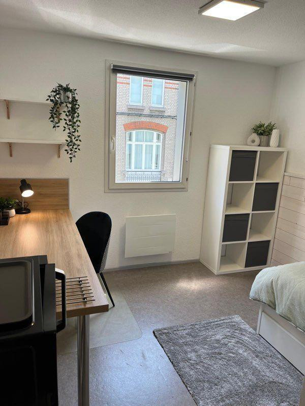 
                                                Location
                                                 Charmant studio rénové 19m² secteur Vauban