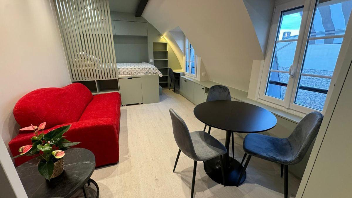 
                                                Location
                                                 Charmant studio rénové avec vue sur les toits