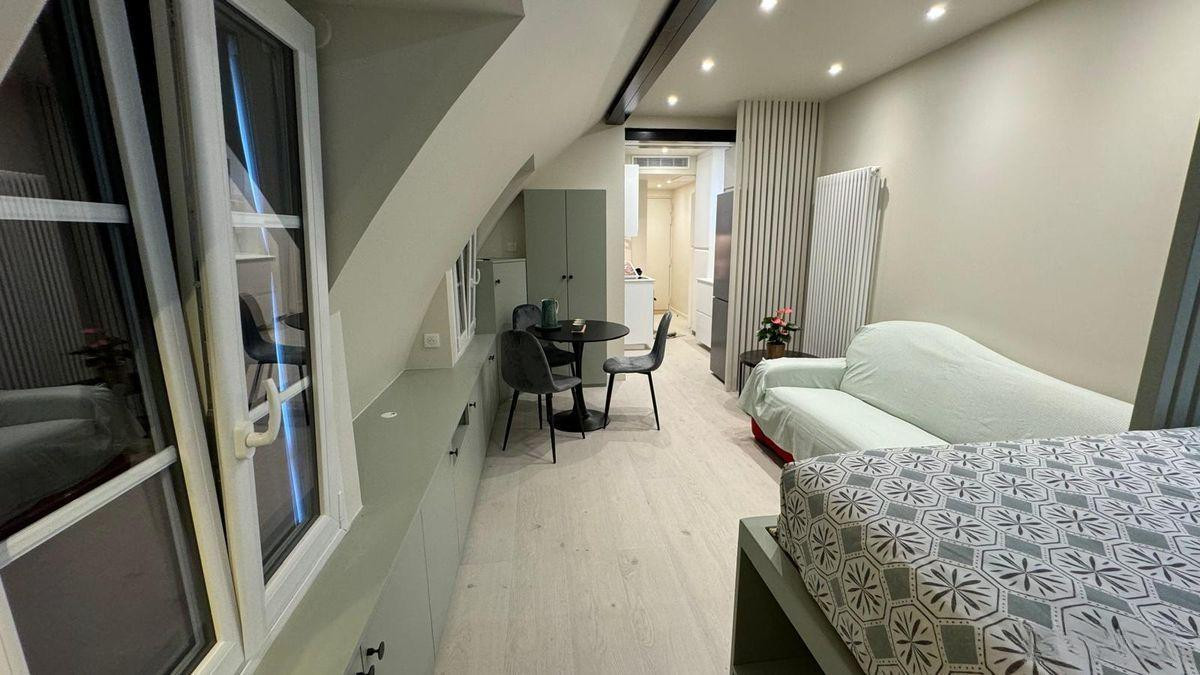 
                                                Location
                                                 Charmant studio rénové avec vue sur les toits
