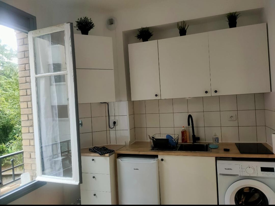 
                                                Location
                                                 Charmant studio sur cour.