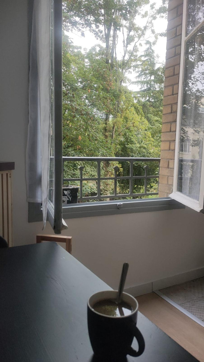 
                                                Location
                                                 Charmant studio sur cour.