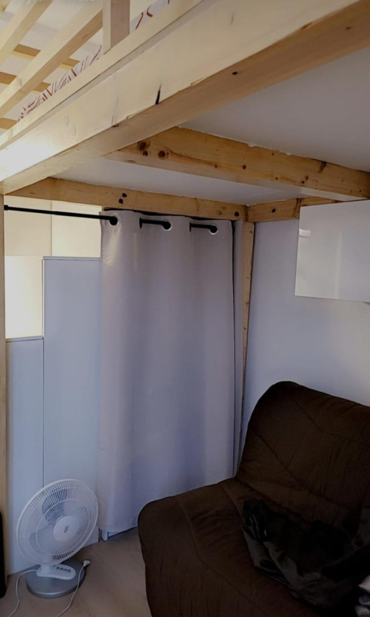
                                                Location
                                                 Charmant studio sur cour.