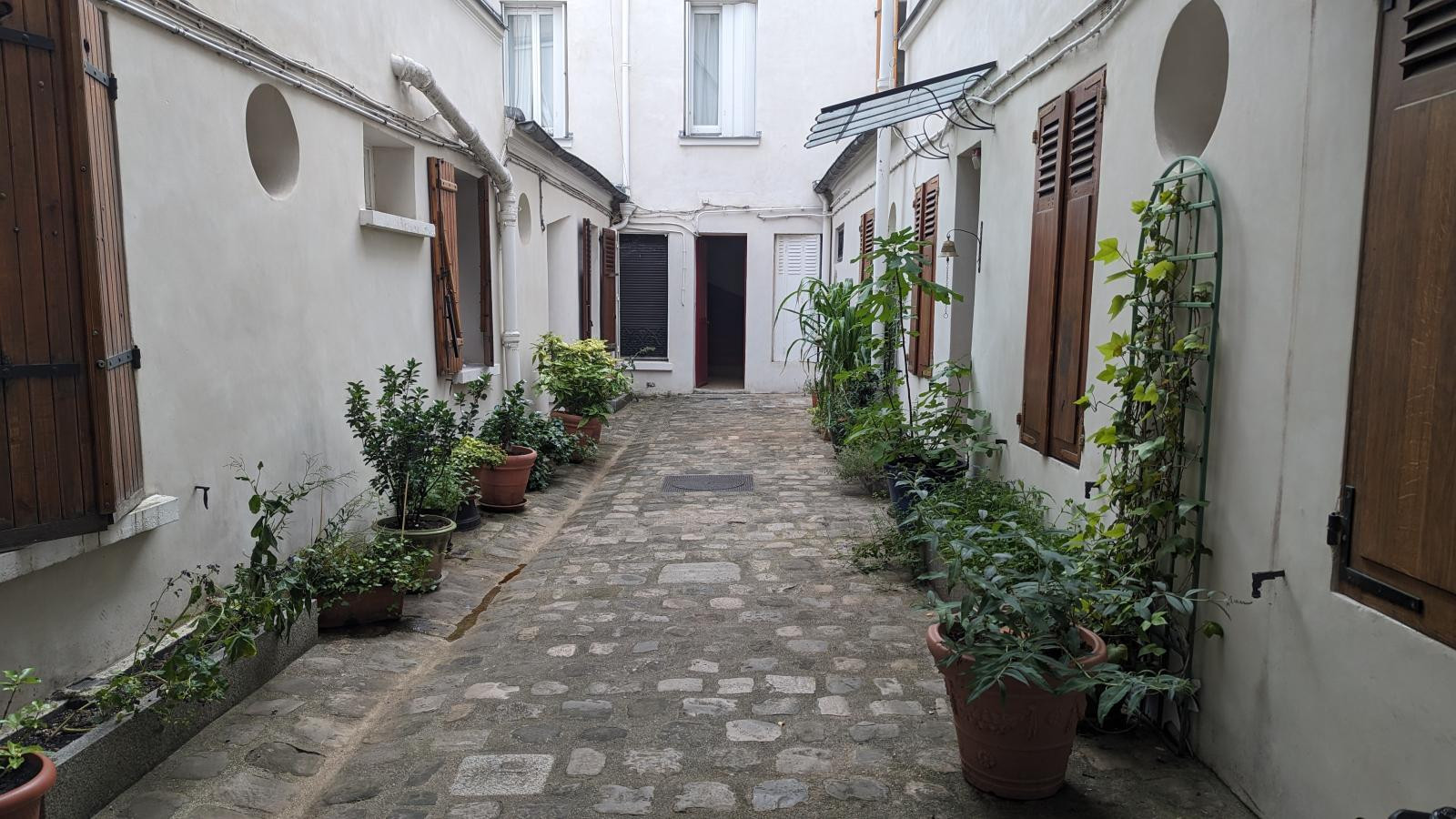 
                                                Location
                                                 Charmant studio ultra calme