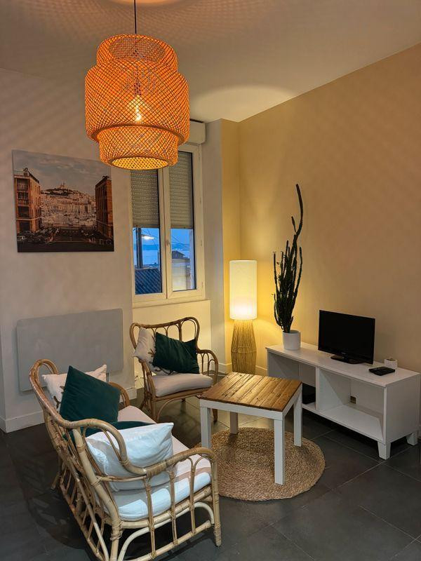 
                                                Location
                                                 Charmant T2 meublé à Montredon - vue mer