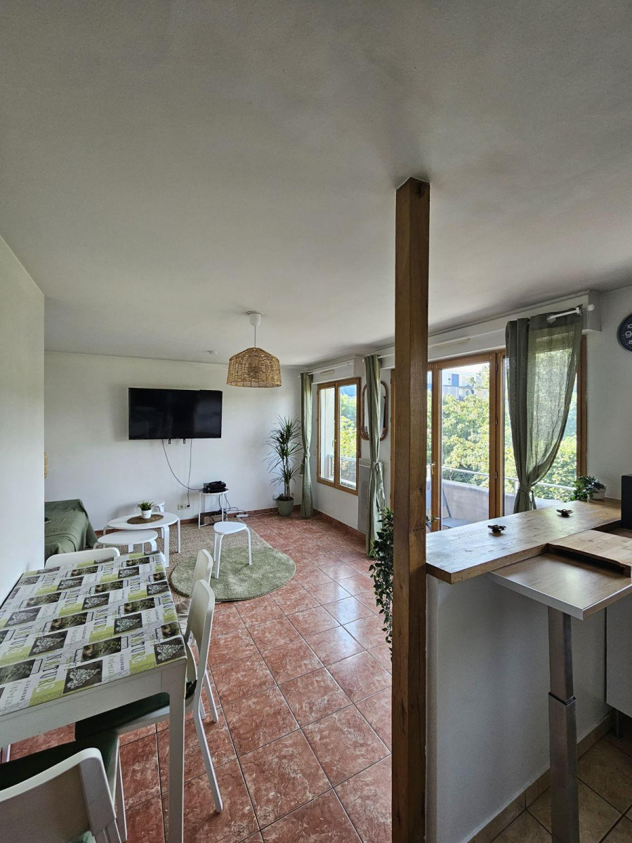 
                                                Location
                                                 Charmant T2 meublé à Villejuif