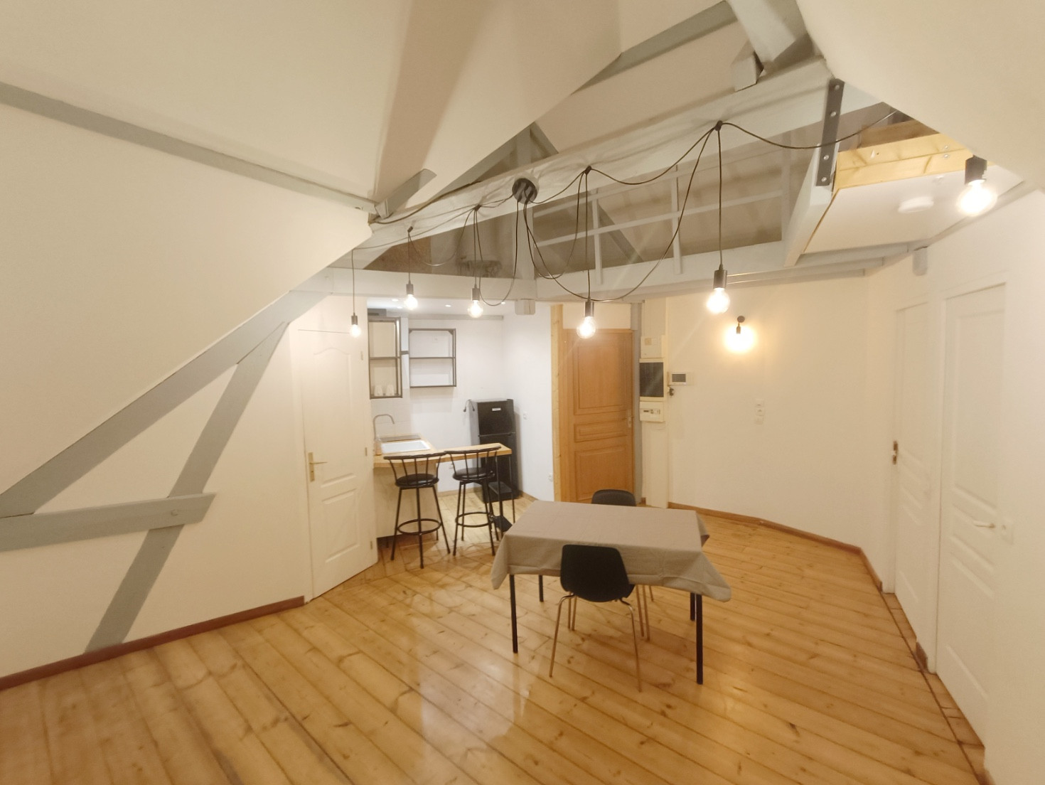 
                                                Location
                                                 T2 meublé avec bureau et espace mezzanine