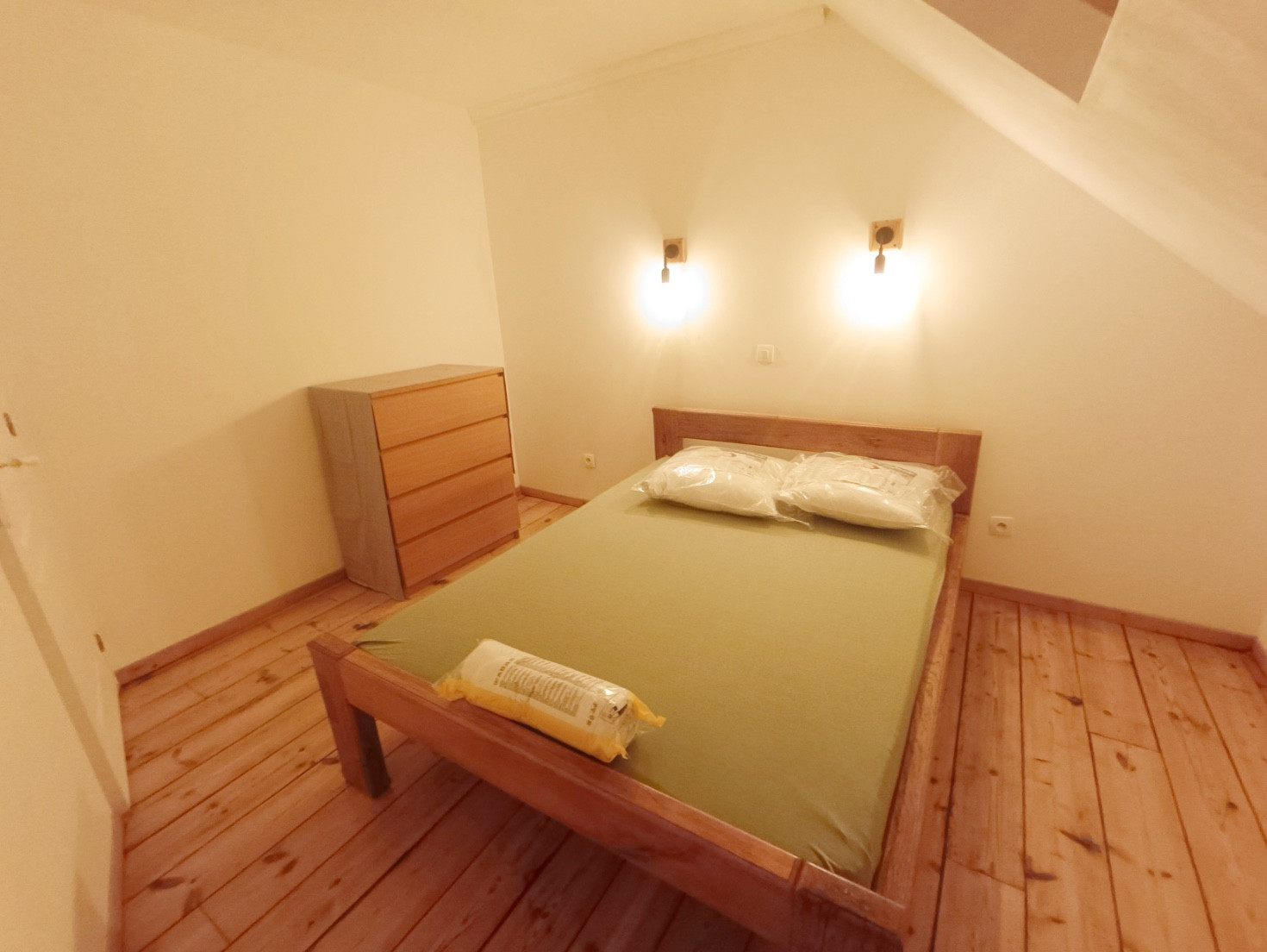 
                                                Location
                                                 T2 meublé avec bureau et espace mezzanine