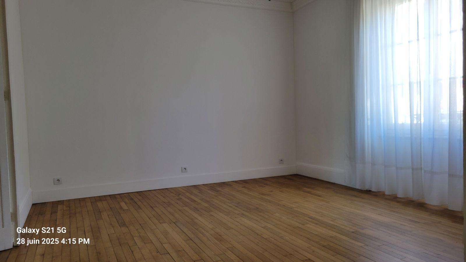 
                                                Location
                                                 Charmant T3