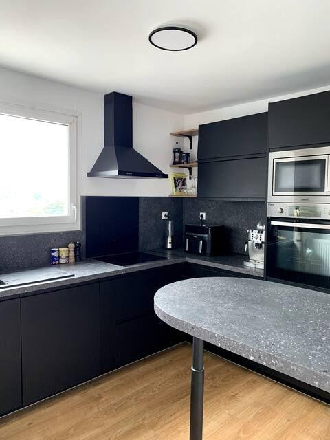 
                                                Location
                                                 Charmant T3 lumineux, calme et tout équipé de 73m²