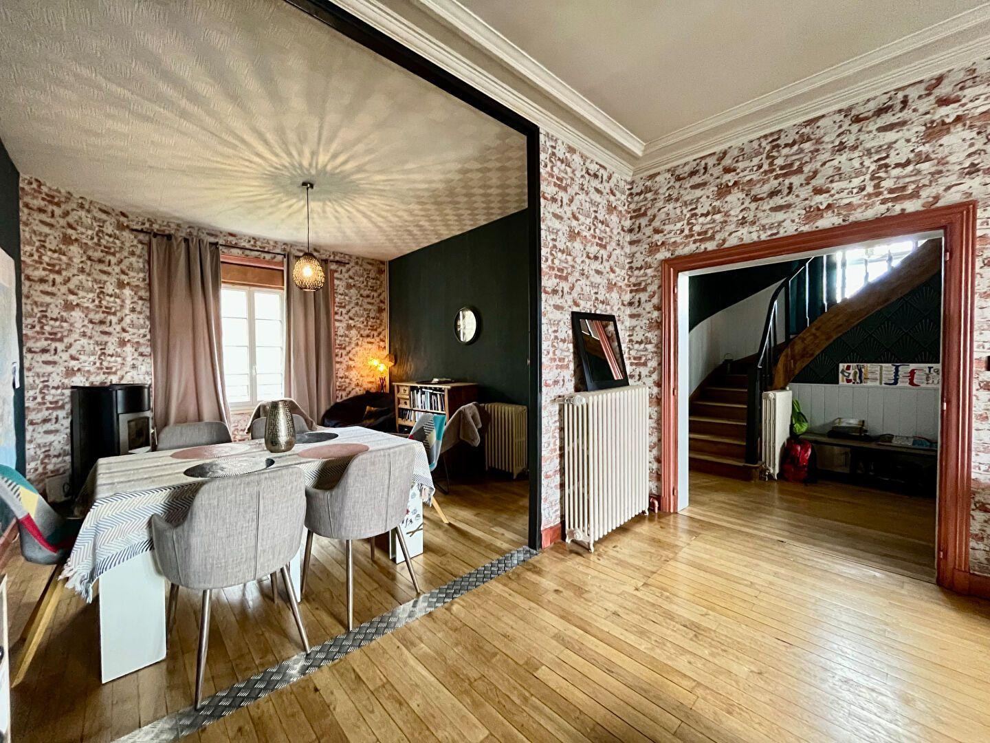 
                                                Location
                                                 Charmante et spacieuse maison de ville