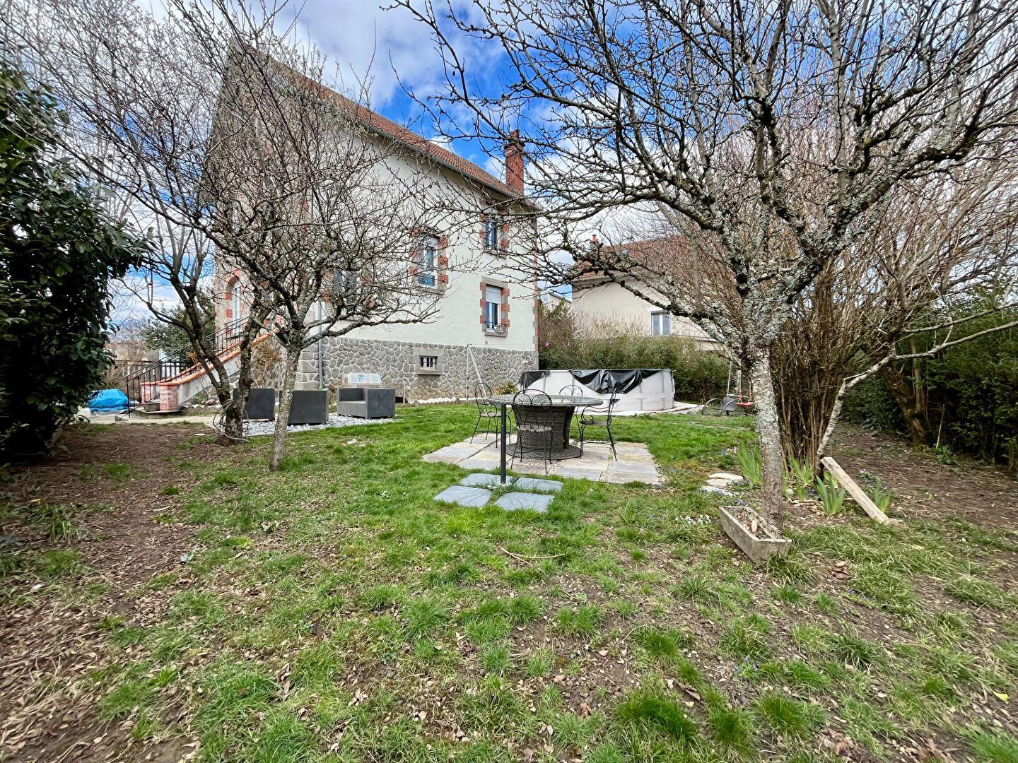 
                                                Location
                                                 Charmante et spacieuse maison de ville