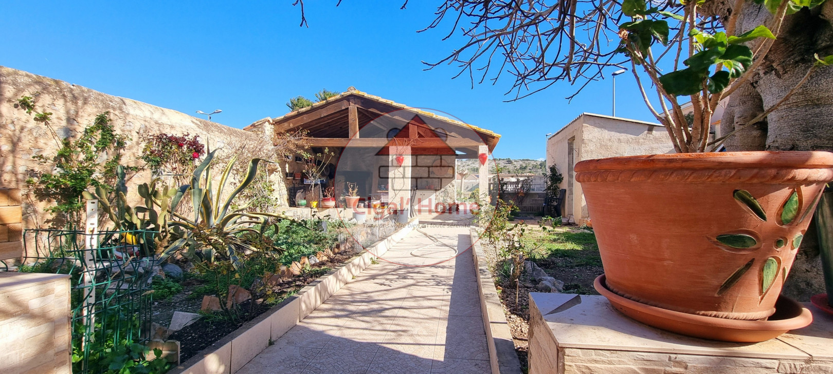 
                                                Vente
                                                 Charmante Maison de 142 m² avec Terrain Piscinable de Plus de 8