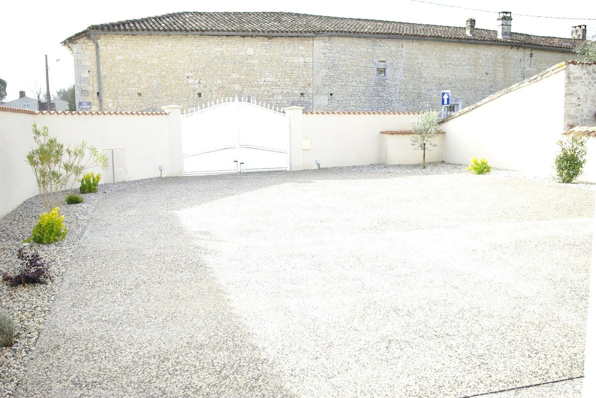 
                                                Location
                                                 Charmante maison de village