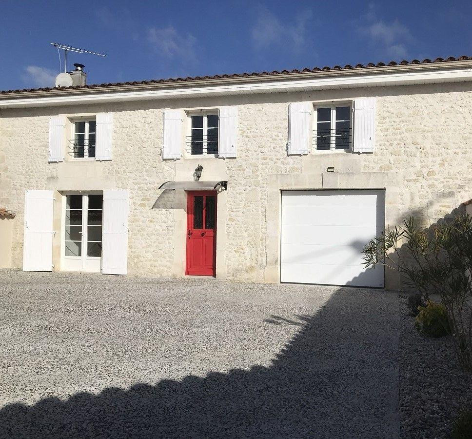 
                                                Location
                                                 Charmante maison de village