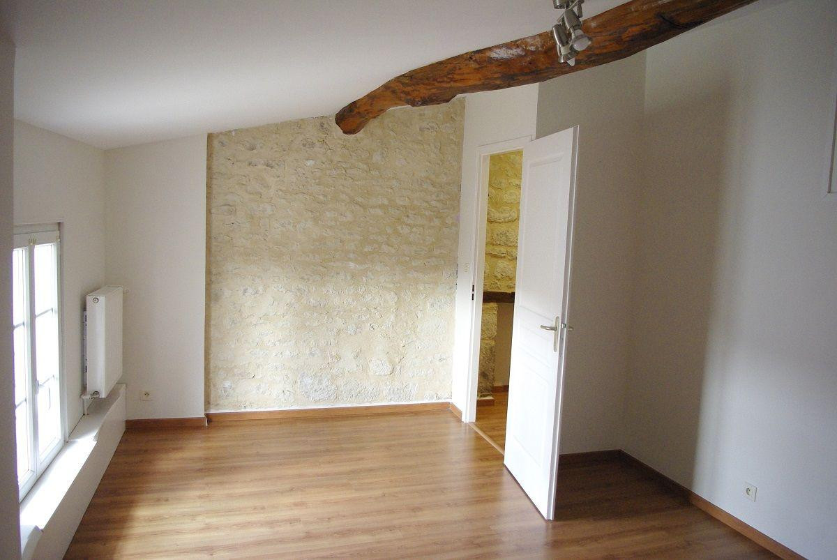 
                                                Location
                                                 Charmante maison de village