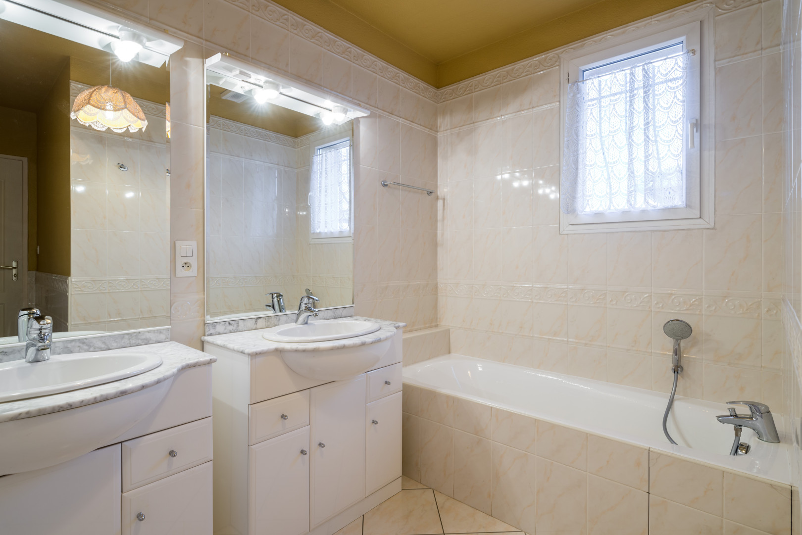
                                                Vente
                                                 Charmante Villa au calme - Bron