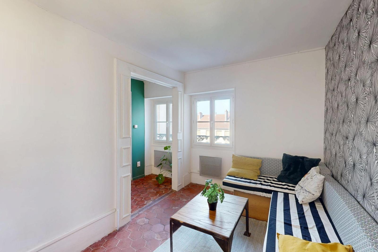 
                                                Location
                                                 Charme de l'ancien & Confort : T3 Rénové