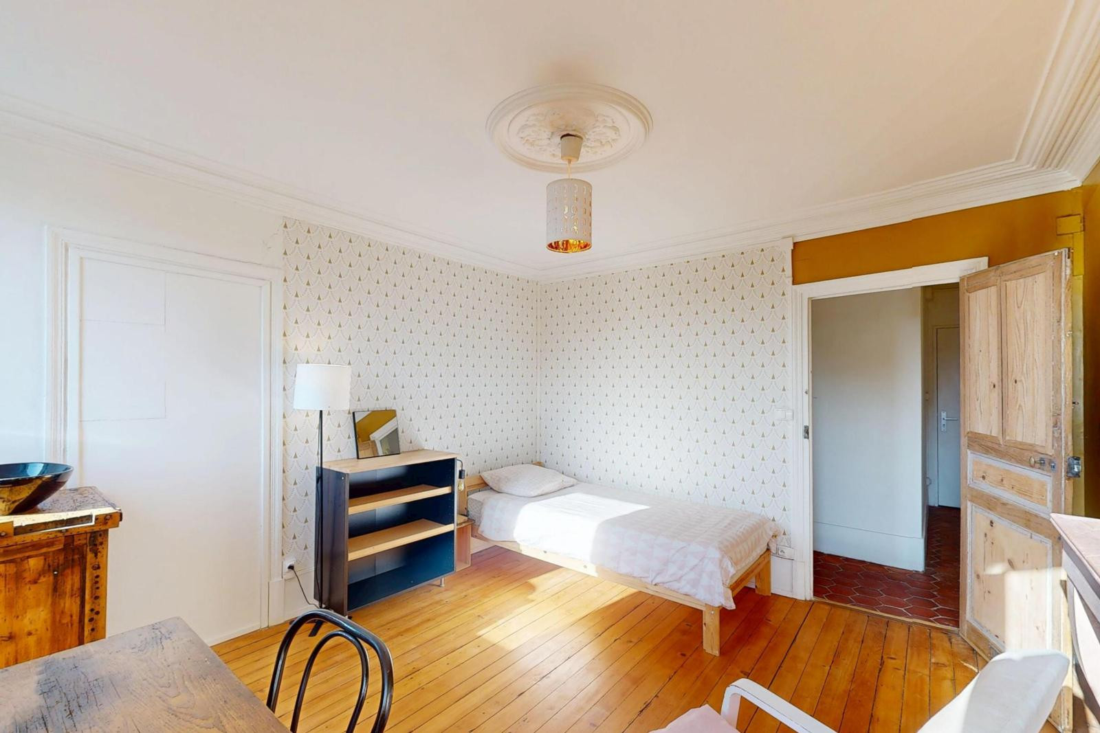 
                                                Location
                                                 Charme de l'ancien & Confort : T3 Rénové