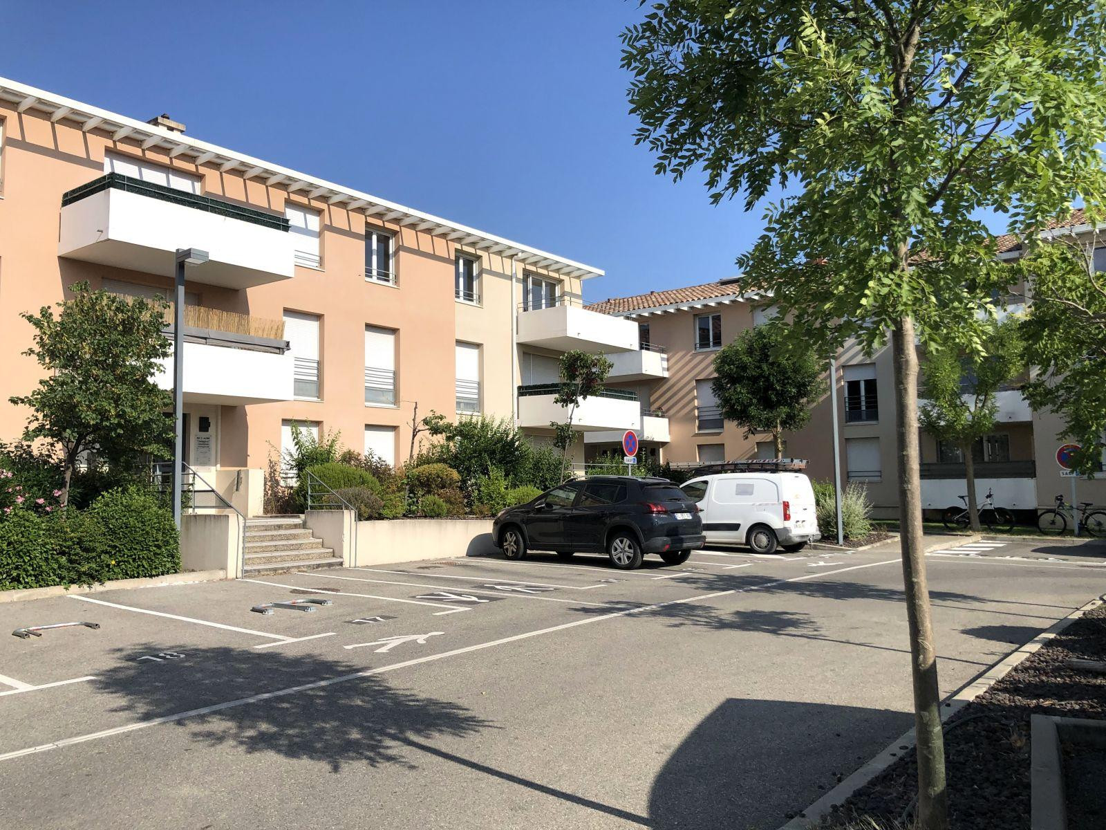 
                                                Location
                                                 CHARME et LUMIERE