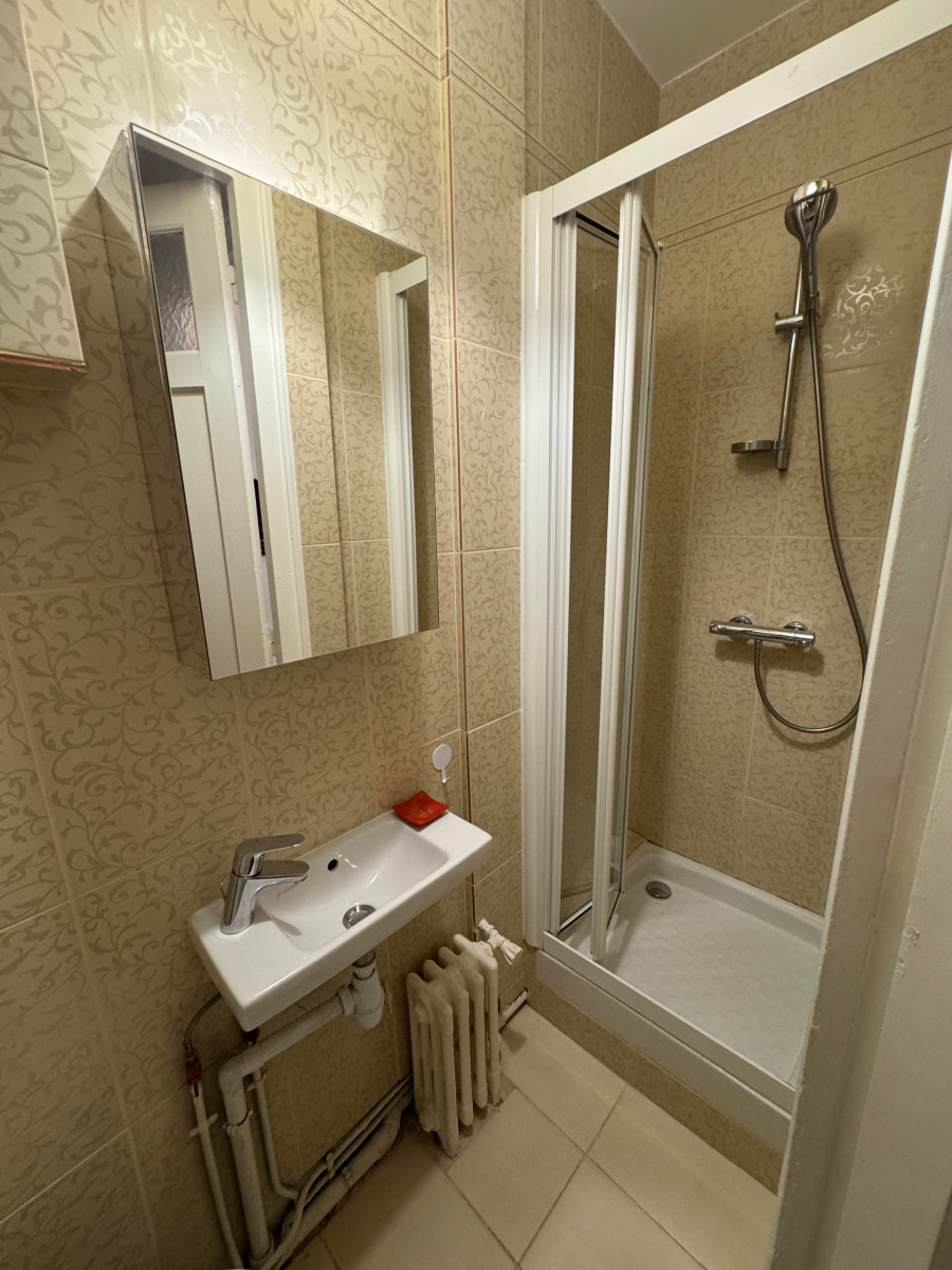 
                                                Location
                                                 Charming renovated studio in the 16th arrondissement - sought-after, quiet area with good transport links (loyer tout inclus)