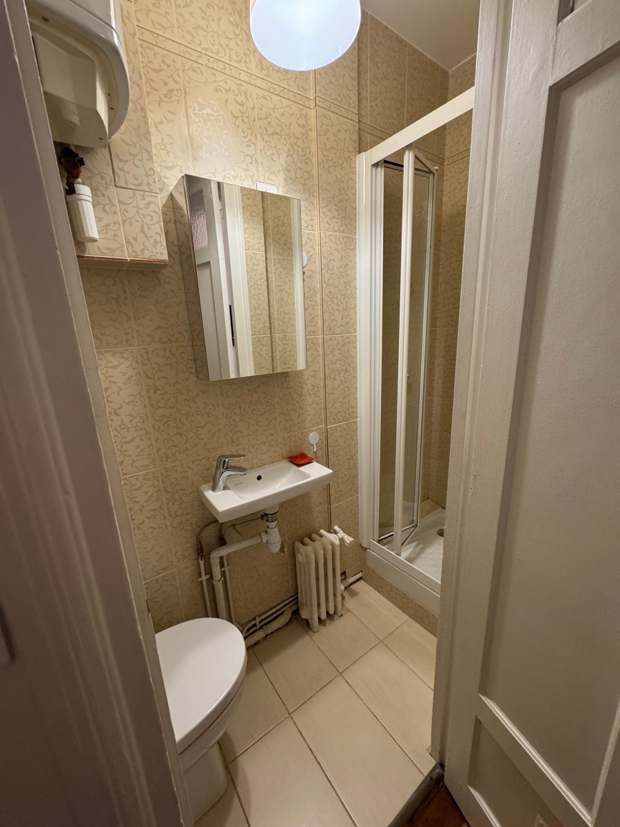 
                                                Location
                                                 Charming renovated studio in the 16th arrondissement - sought-after, quiet area with good transport links (loyer tout inclus)
