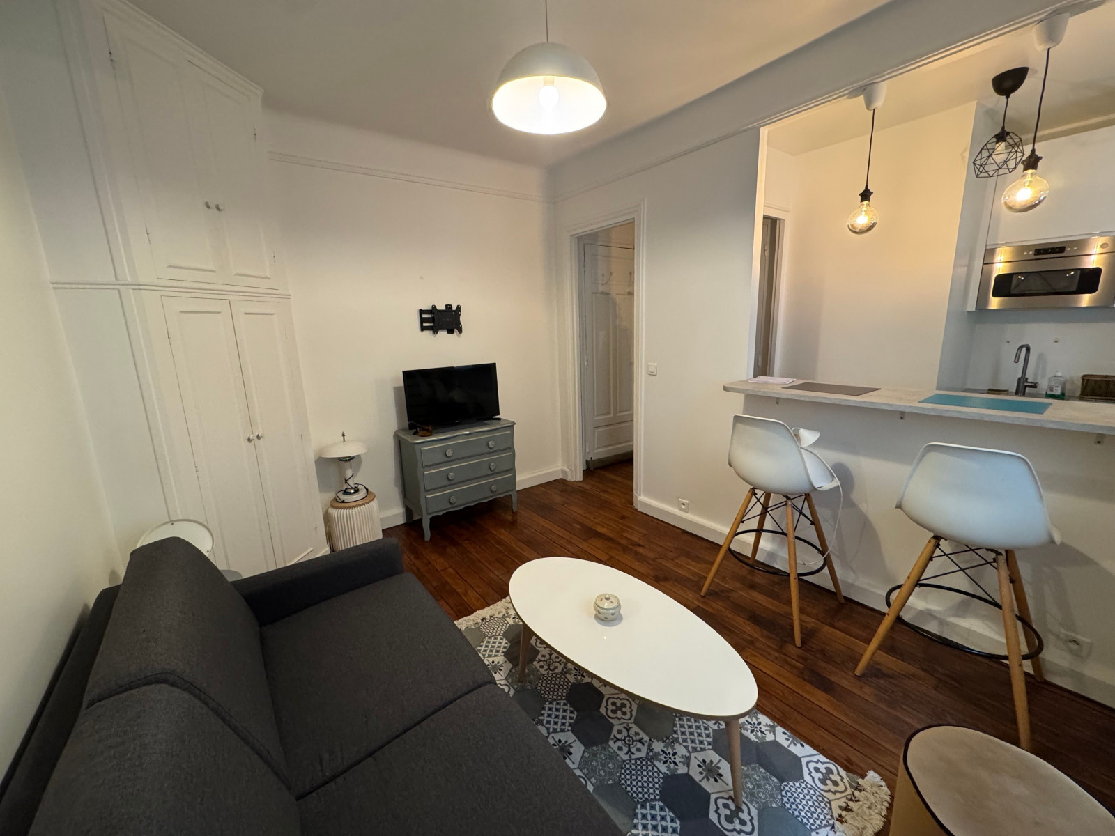 
                                                Location
                                                 Charming renovated studio in the 16th arrondissement - sought-after, quiet area with good transport links (loyer tout inclus)