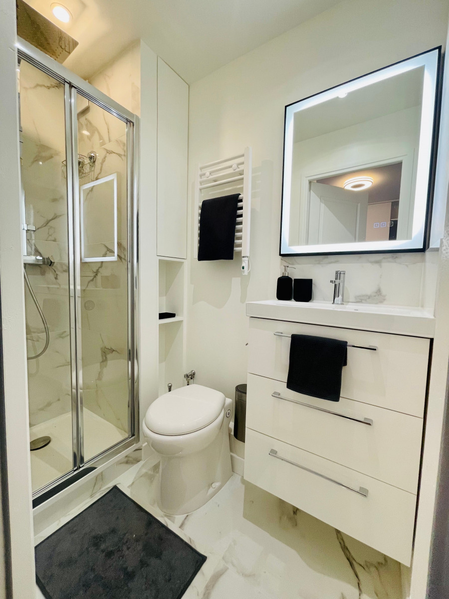 
                                                Location
                                                 Charming studio next to Paris Dauphine (loyer tout inclus)