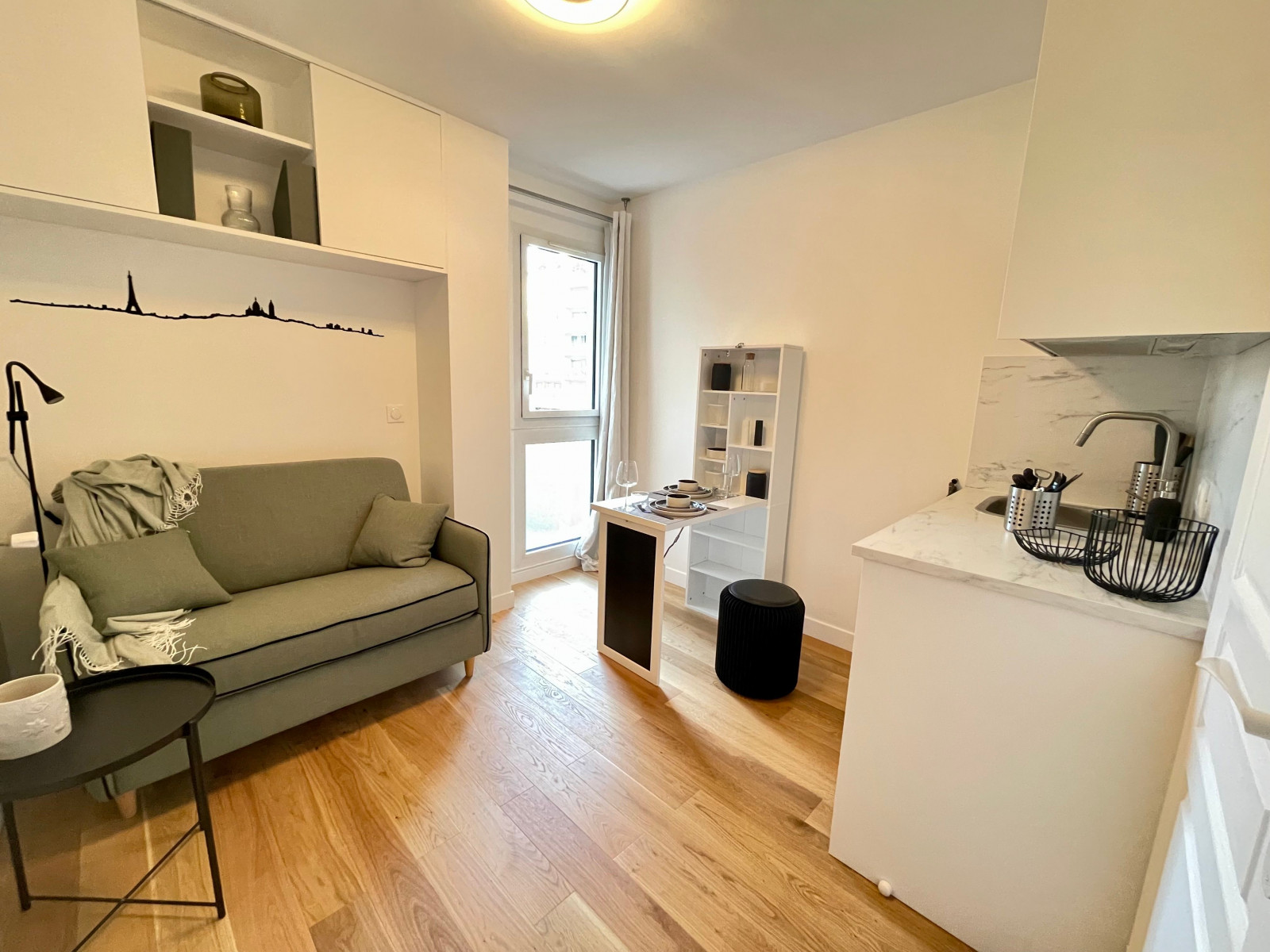 
                                                Location
                                                 Charming studio next to Paris Dauphine (loyer tout inclus)