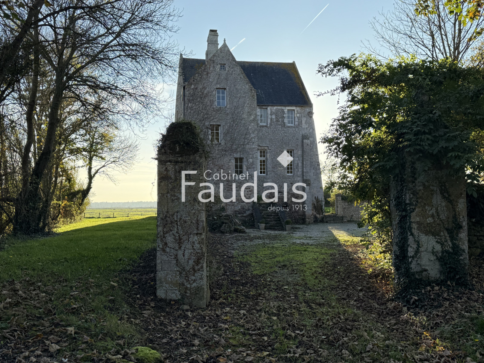 
                                                Vente
                                                 Château en bordure des marais du Cotentin