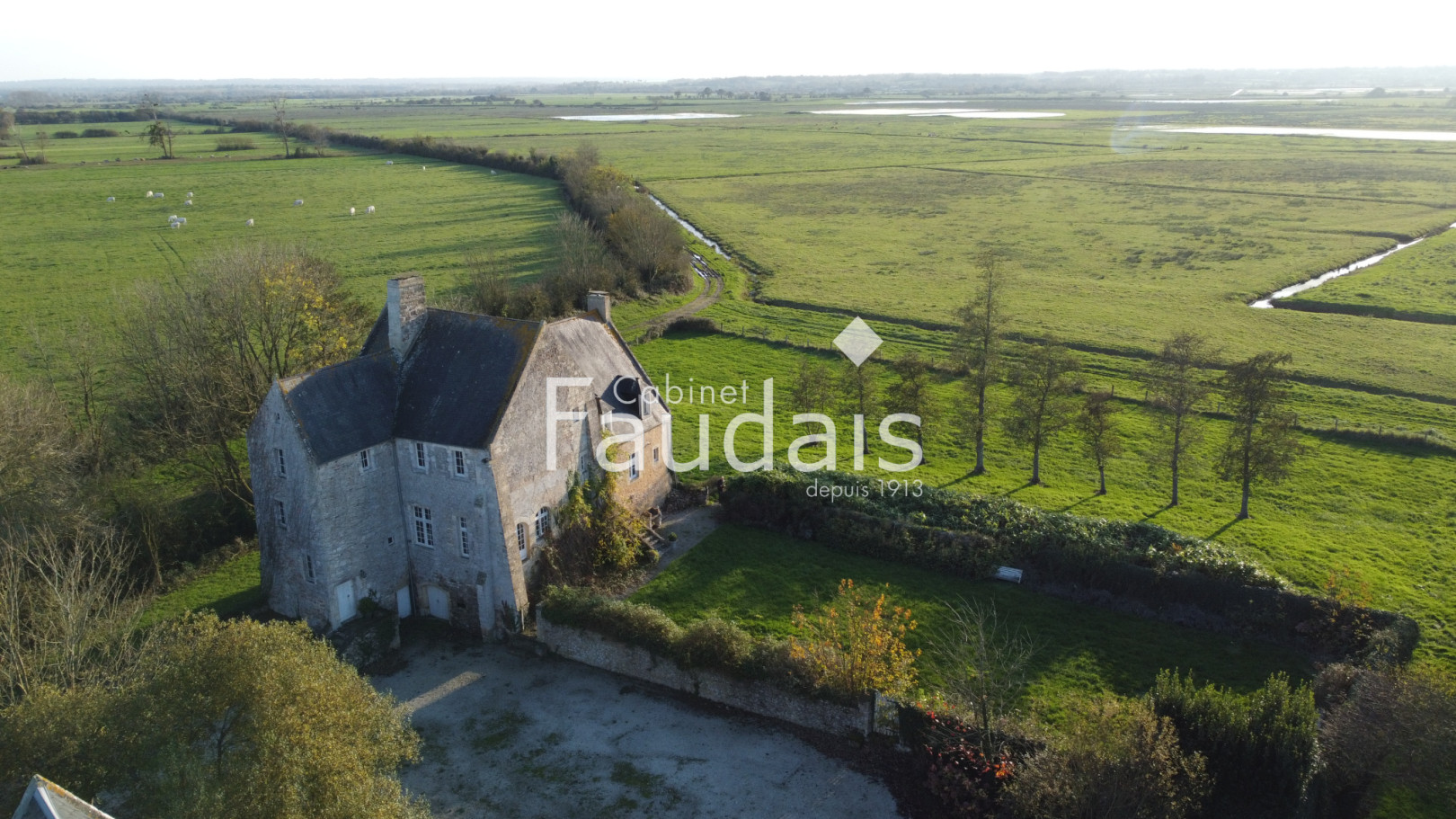 
                                                Vente
                                                 Château en bordure des marais du Cotentin