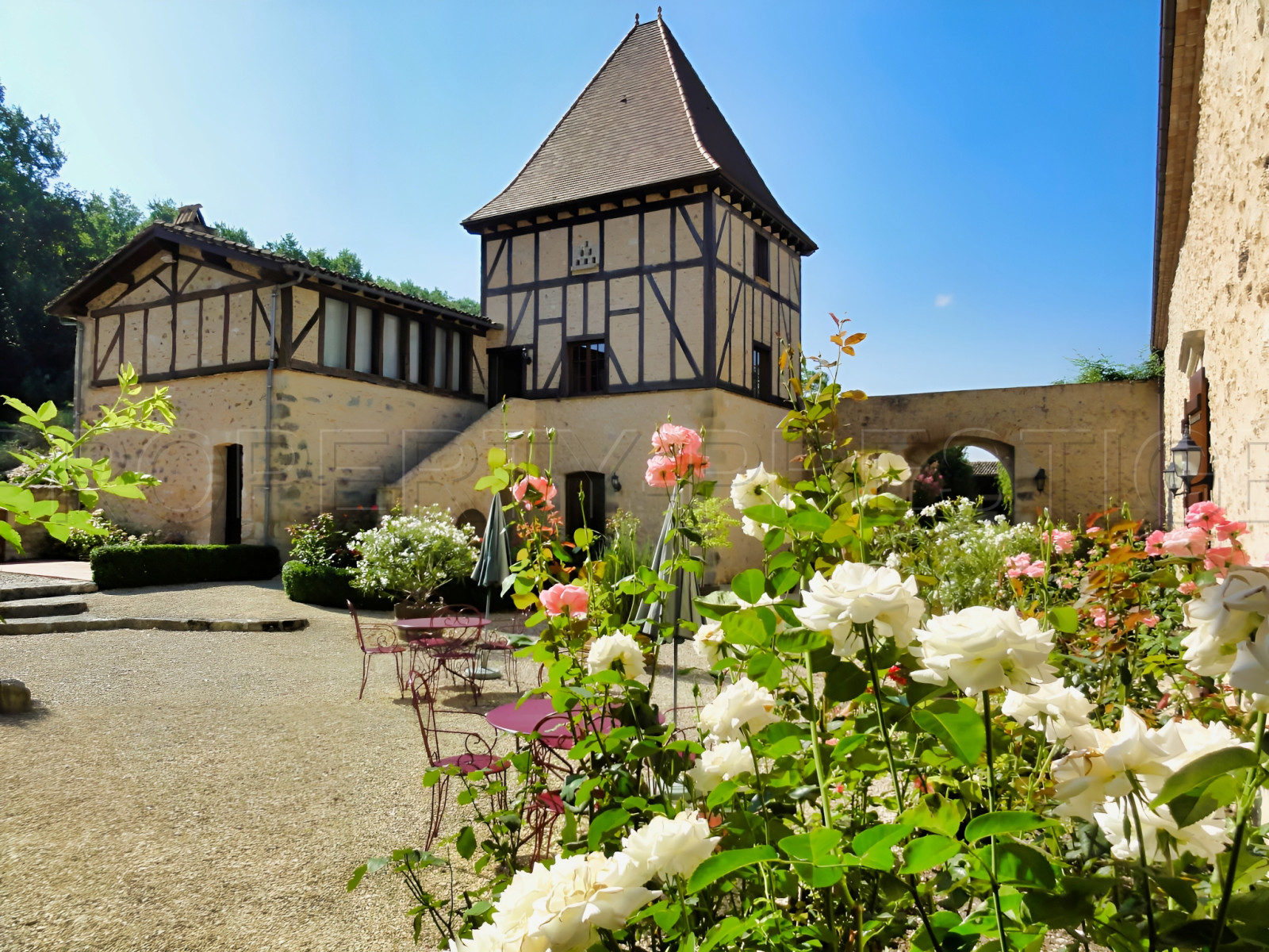 
                                                Vente
                                                 CHÂTEAU SEIGNEURIAL XVème LOT-ET-GARONNE/DORDOGNE