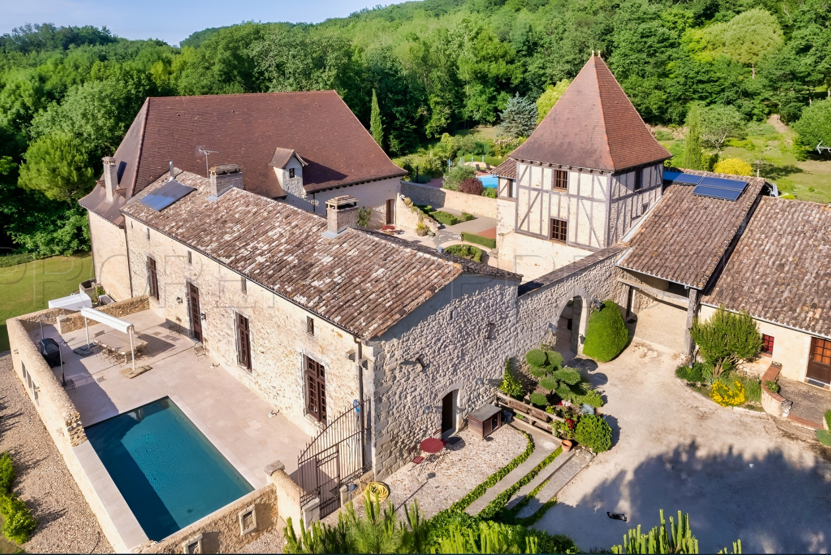 
                                                Vente
                                                 CHÂTEAU SEIGNEURIAL XVème LOT-ET-GARONNE/DORDOGNE