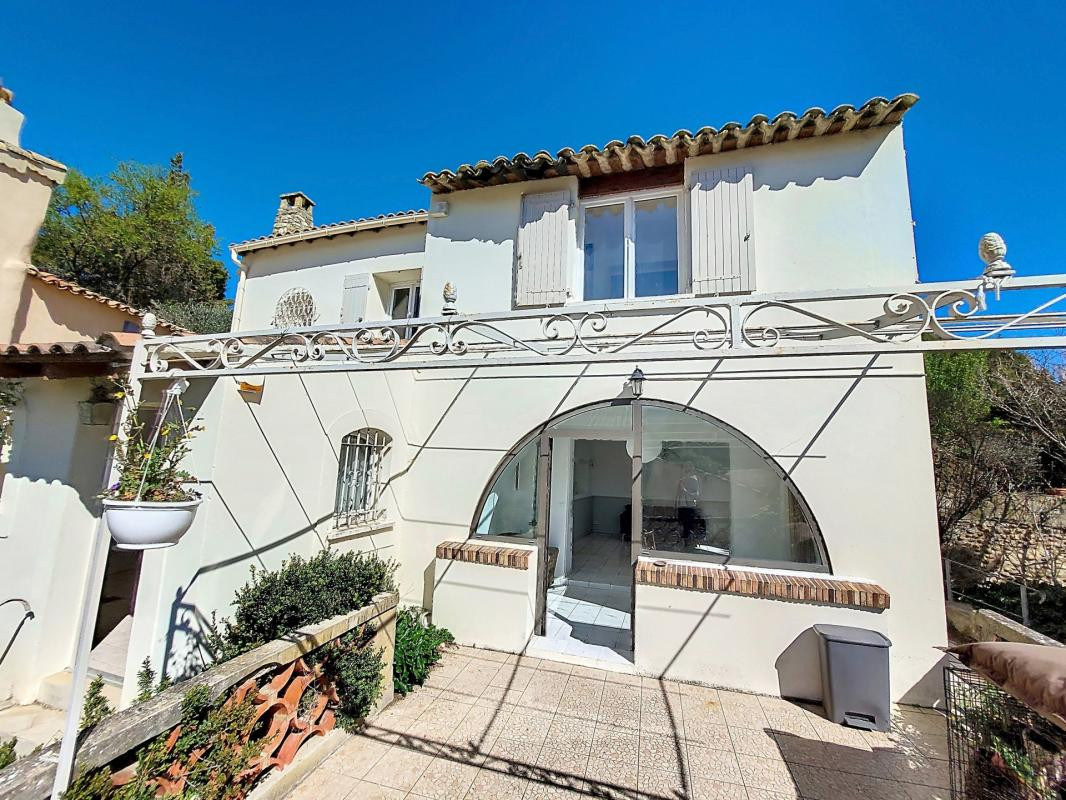 
                                                Vente
                                                 Châteauneuf de Gadagne - Maison 4 pièces, 3 chambres, terrasse, jardin et garage - A RENOVER