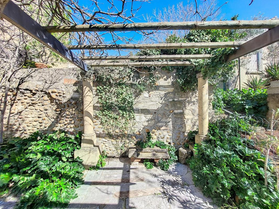 
                                                Vente
                                                 Châteauneuf de Gadagne - Maison 4 pièces, 3 chambres, terrasse, jardin et garage - A RENOVER