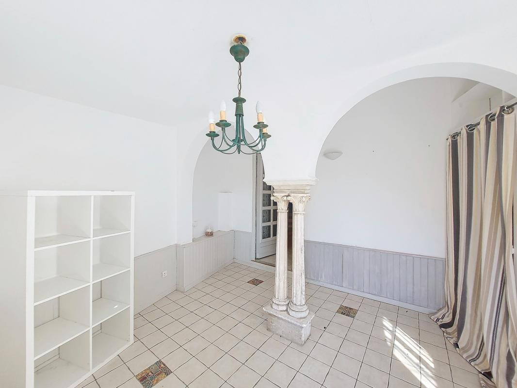 
                                                Vente
                                                 Châteauneuf de Gadagne - Maison 4 pièces, 3 chambres, terrasse, jardin et garage - A RENOVER