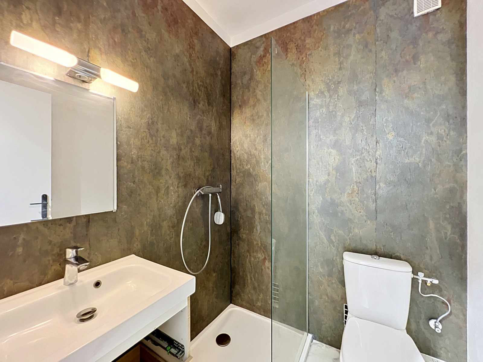 
                                                Location
                                                 Cimiez - 2 pièces en excellent état
